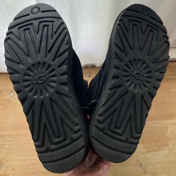 New UGG Bailey Graphic Logo Strap Boot in Black Women’s Size 7 - Picture 8 of 11